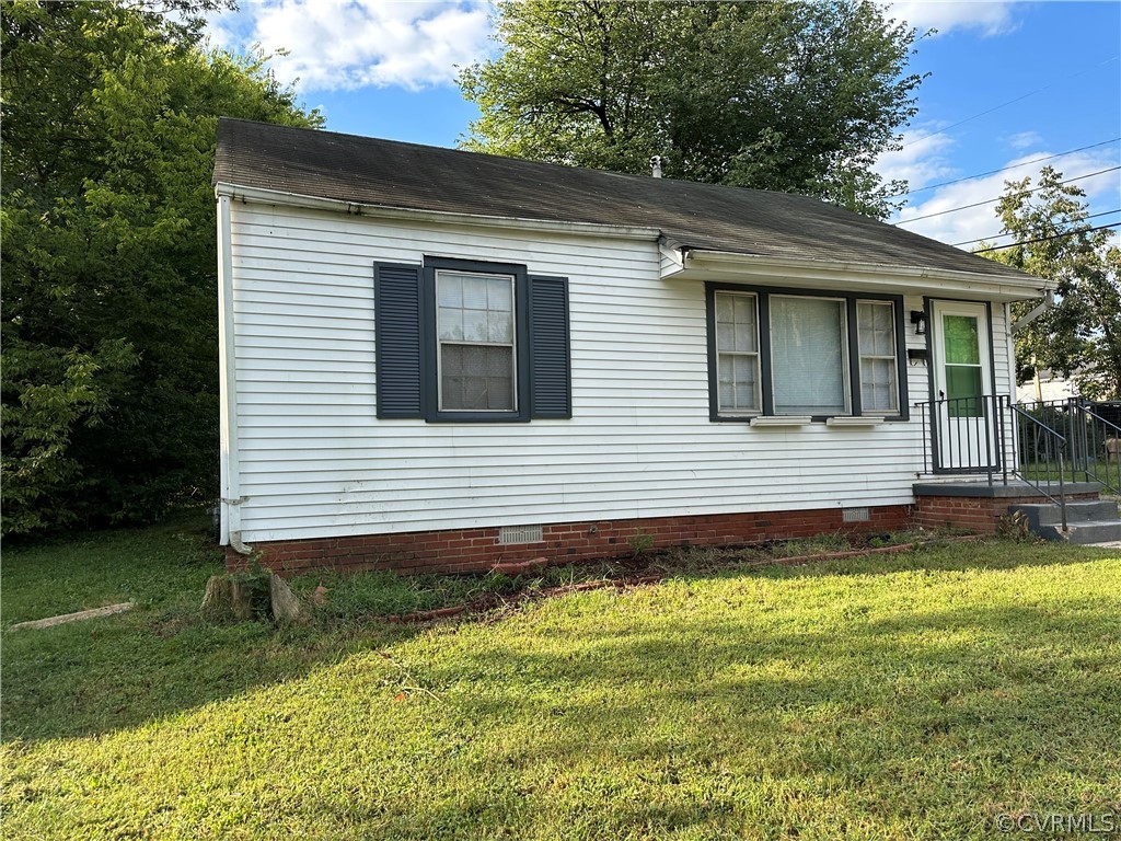 View of front of property featuring a front lawn