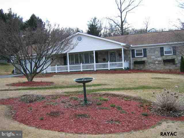 a view of a house with a backyard