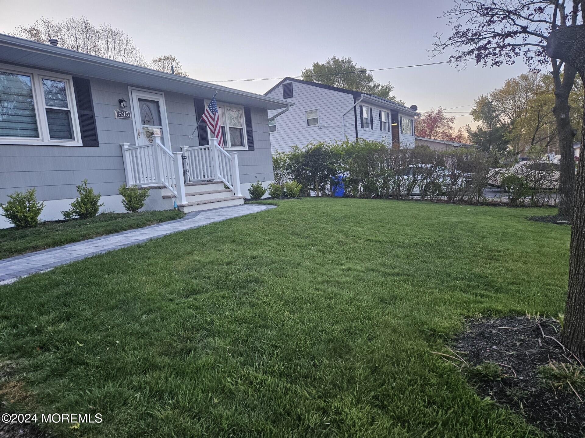 a view of a house with a yard