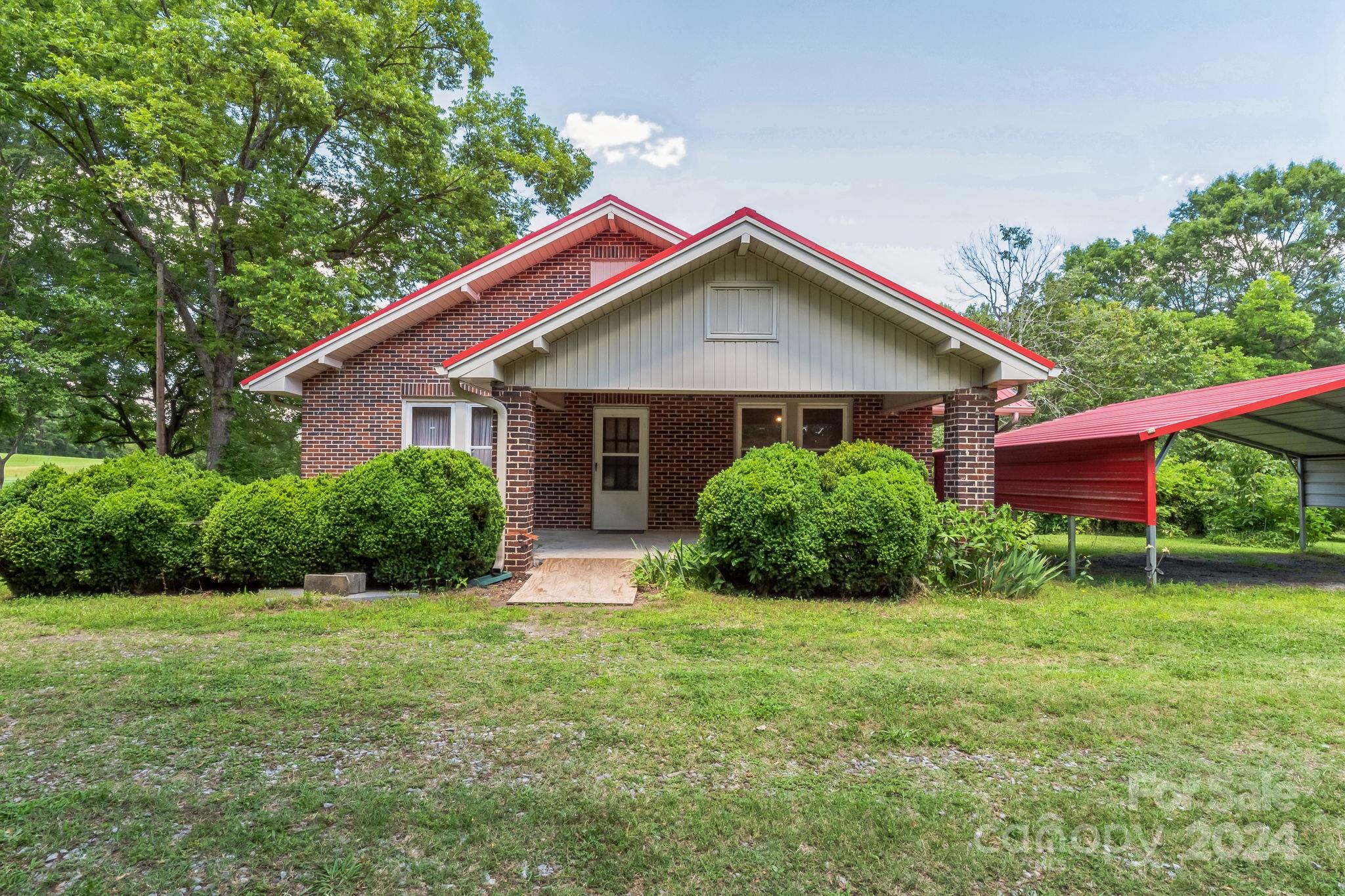 a view of front of a house with a yard