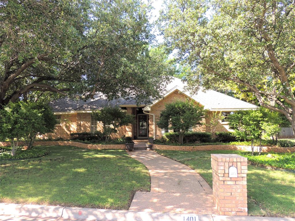 a view of yard with green space