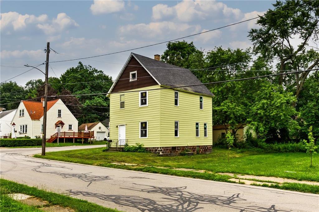 a view of house with a yard