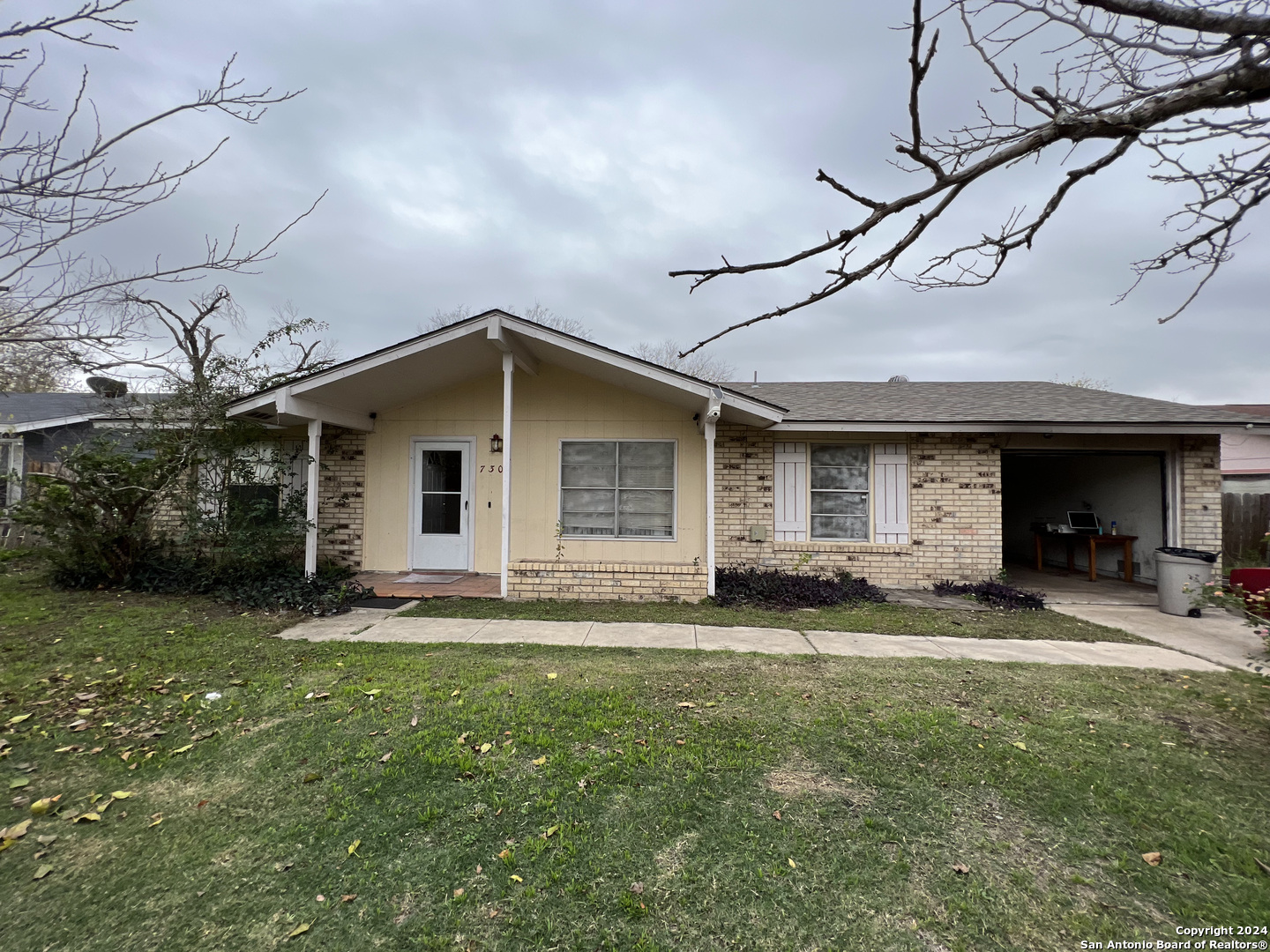 a view of a house with a yard