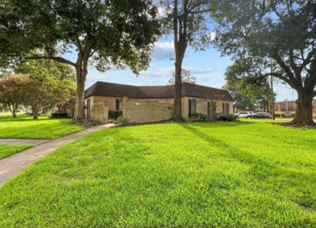 a view of a house with a yard