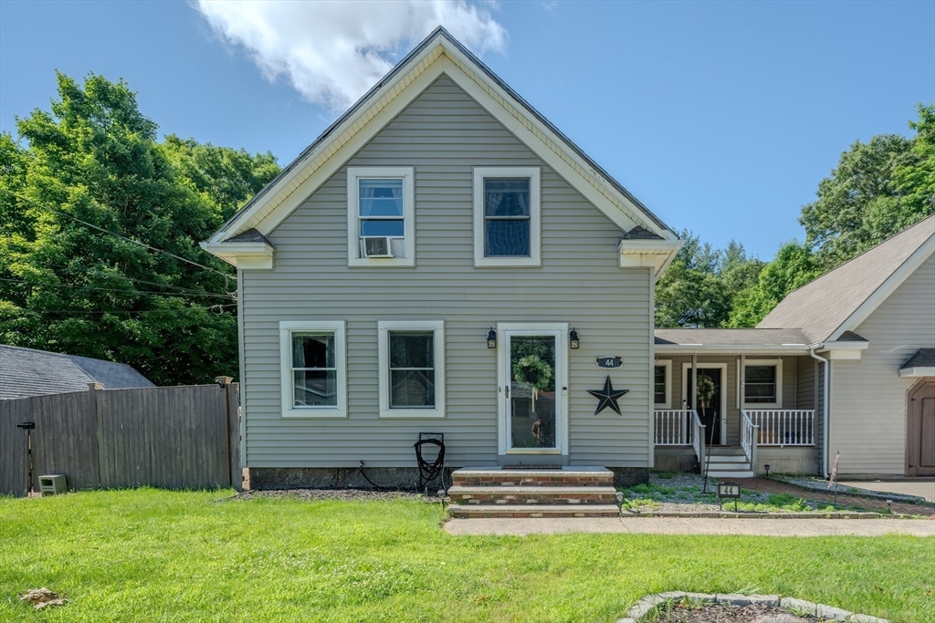 a view of a house with a yard