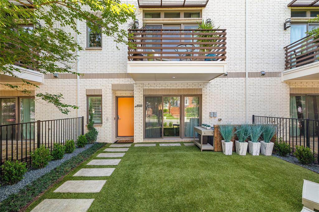 a view of a house with backyard and porch