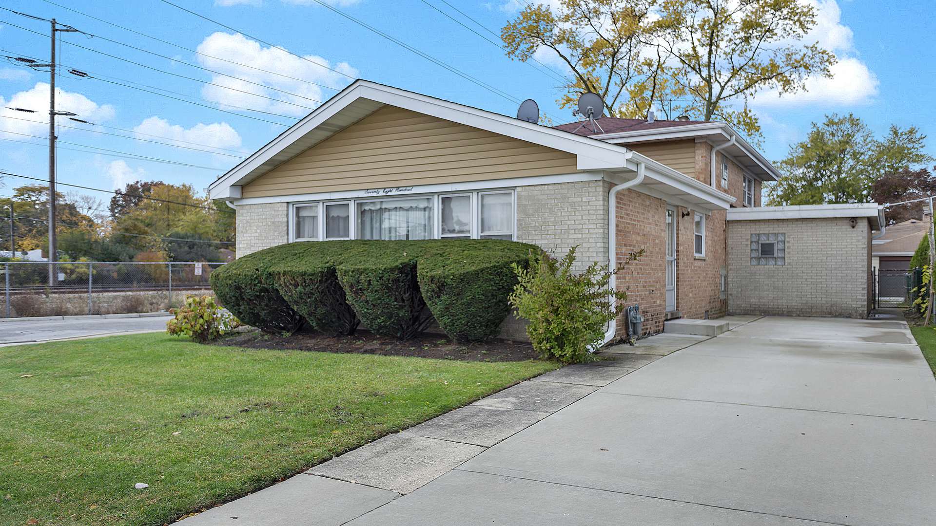 a view of a house with a yard