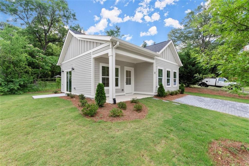 a view of a house with a yard