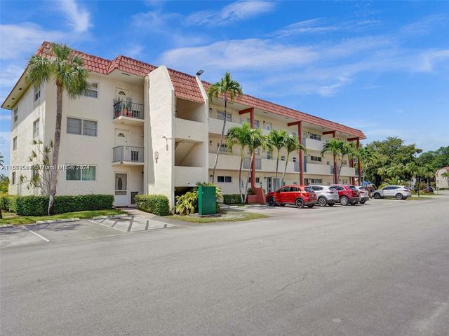 $199,900 | 411 South Hollybrook Drive, Unit 207 | Hollybrook Golf & Tennis Club