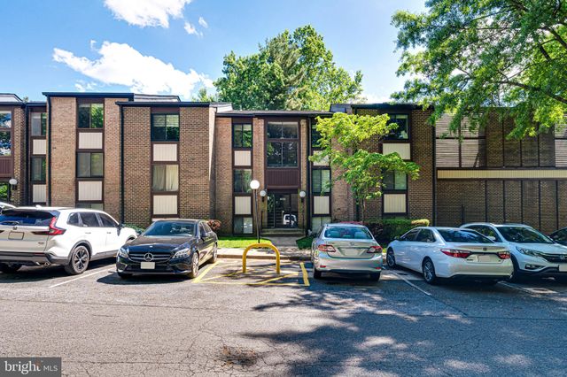 $325,000 | 9725 Kings Crown Court, Unit 102 | Hawthorne Village Condominiums