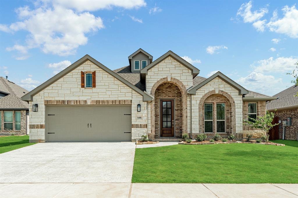 a view of a yard in front of house