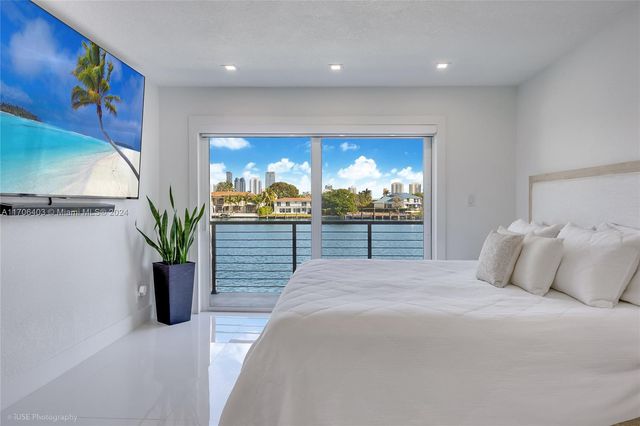 $1,200,000 | 16479 Northeast 27th Place, Unit 16 | Western Eastern Shores