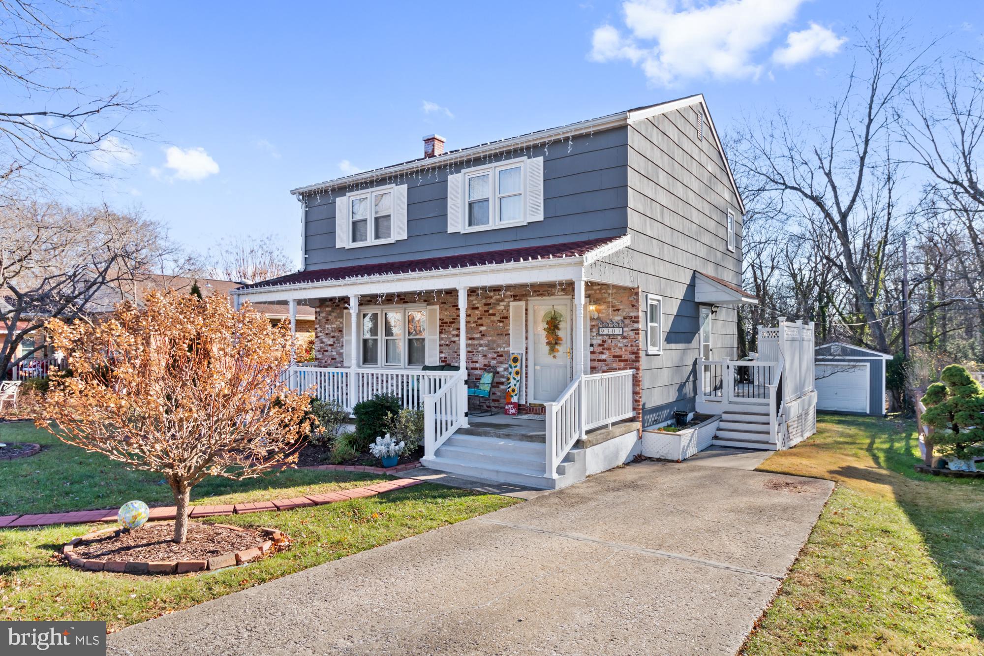 a view of a house with backyard