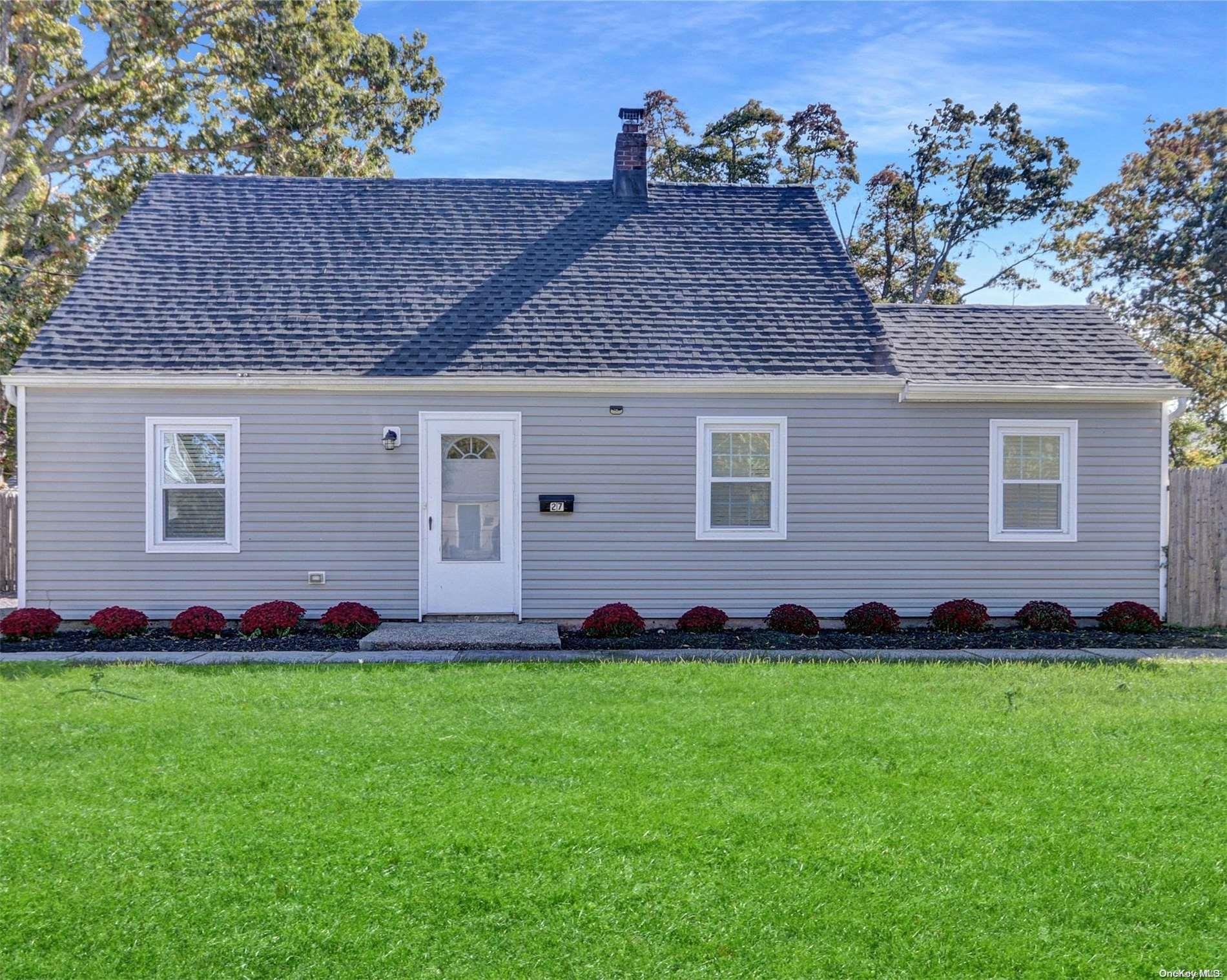 a view of yard with front and seating space