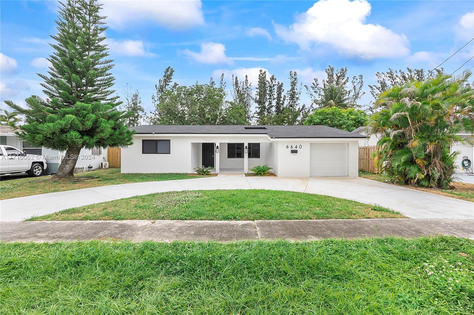 a view of a yard in front of house