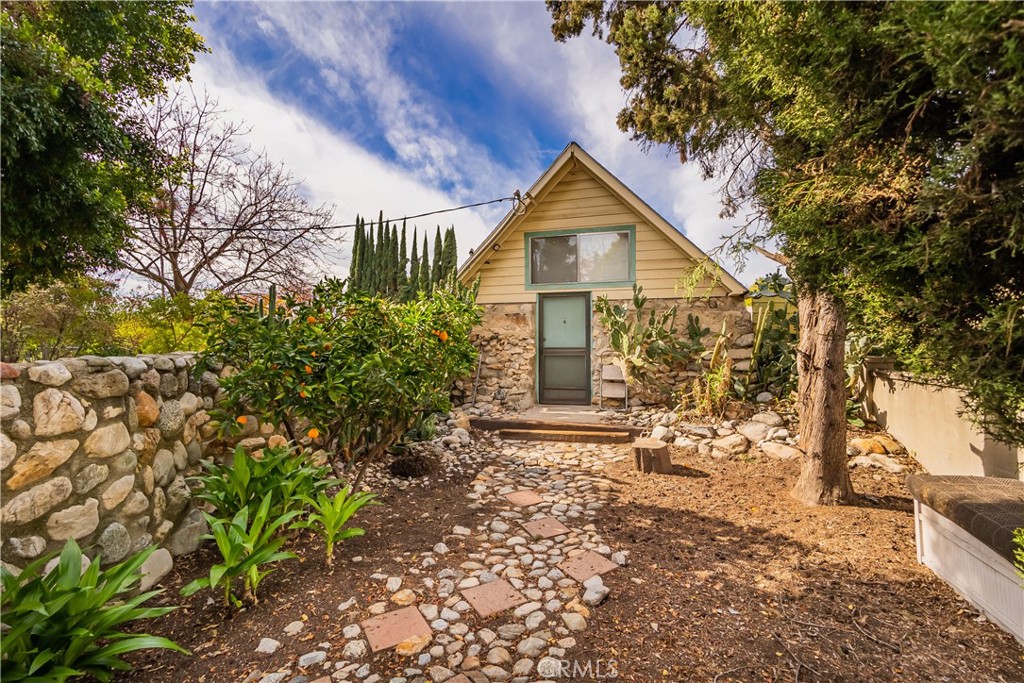 a view of a house with a yard