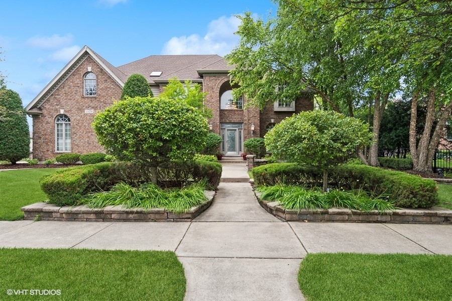 a view of house with garden