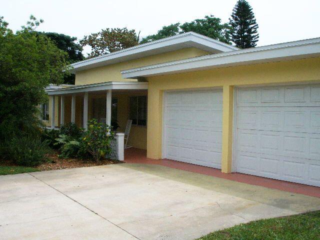 a view of a house with backyard