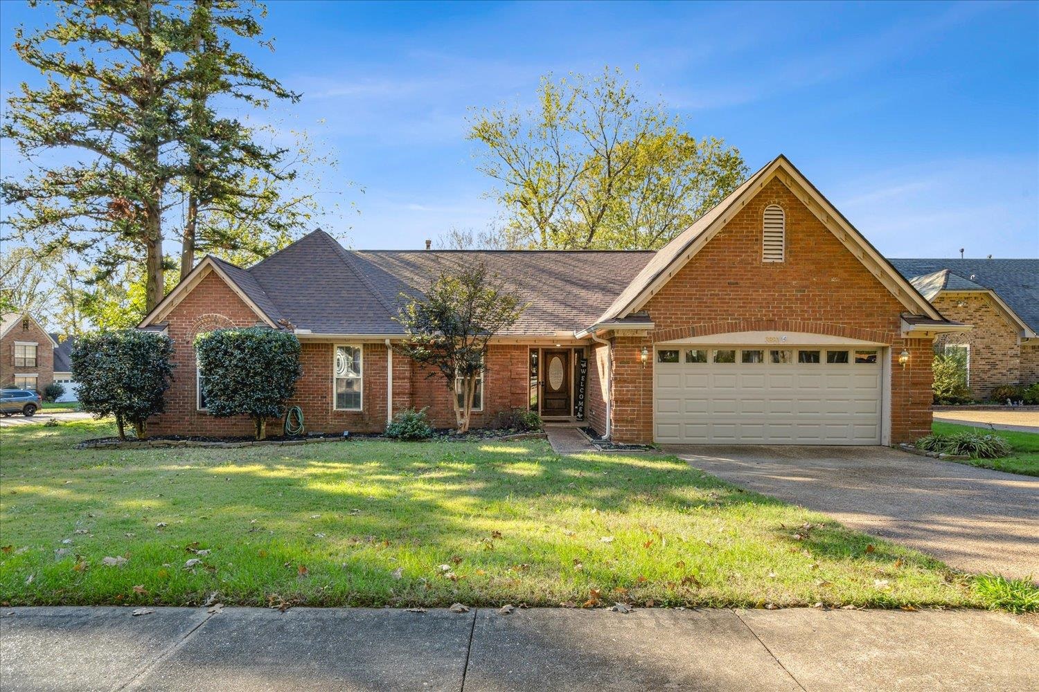 a view of a house with a yard