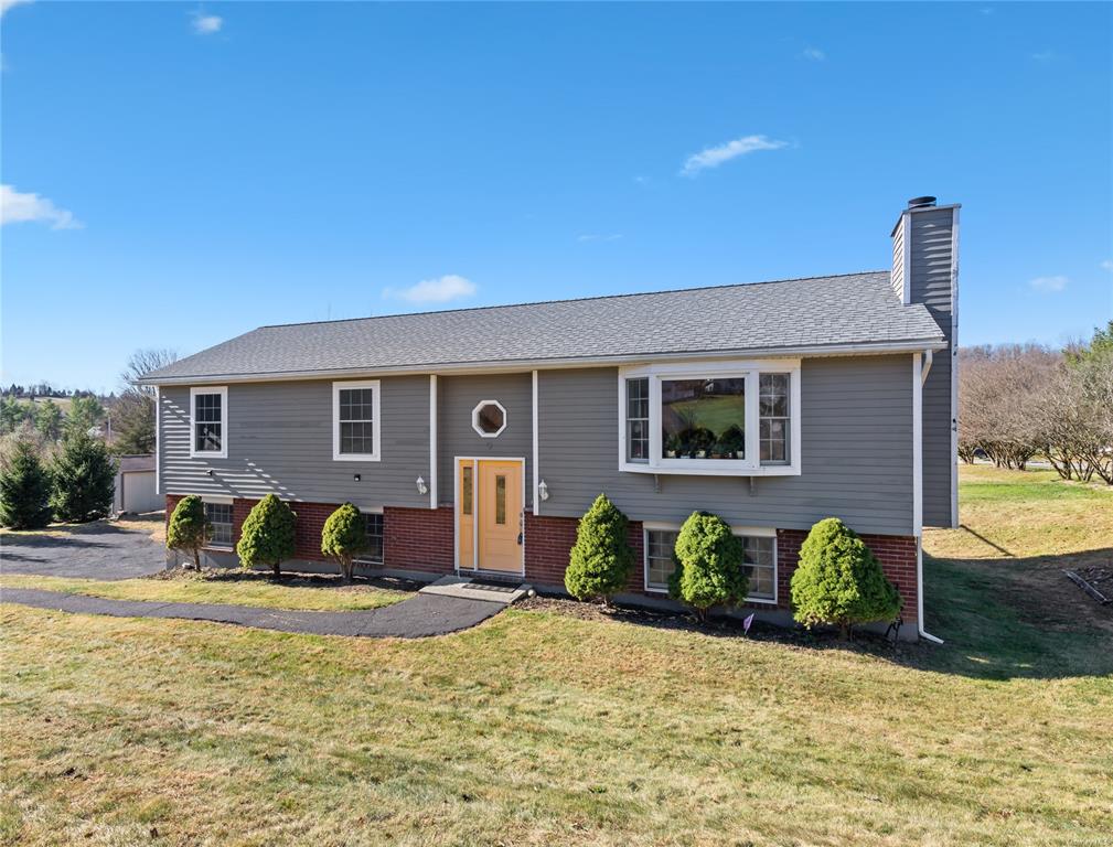 Bi-level home featuring a front yard