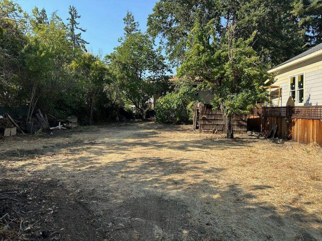 a view of a outdoor space with a house