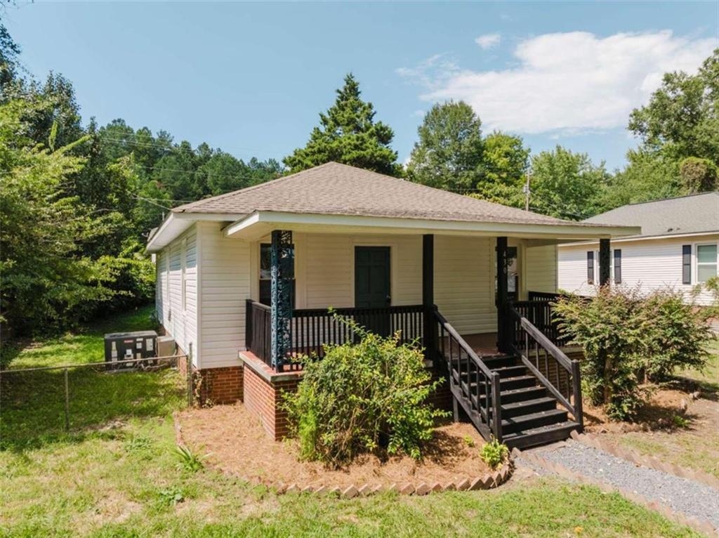 a view of a house with backyard