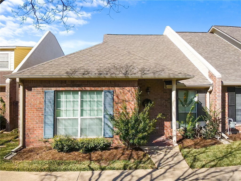 View of front of house featuring a front yard