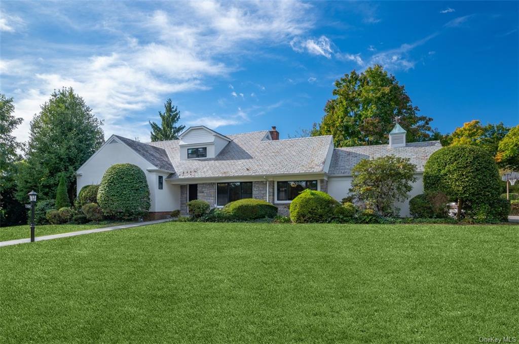 View of front of property featuring a front lawn