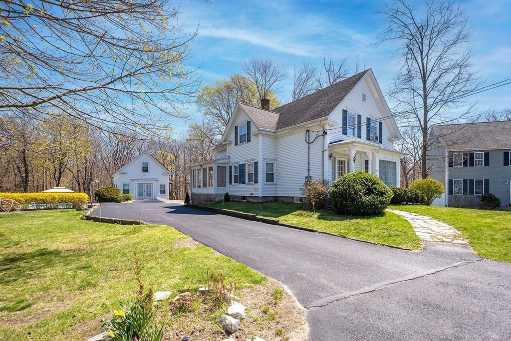 a view of a house with a yard