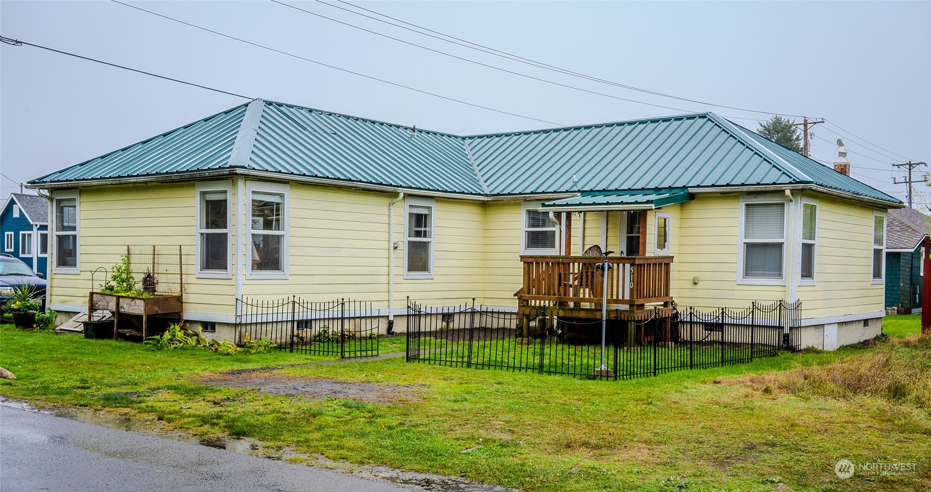 a view of a house with a backyard