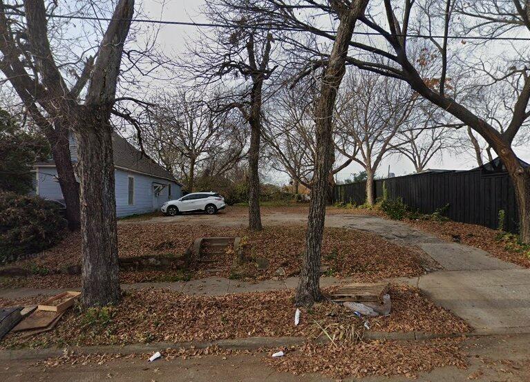 a view of a yard with a tree