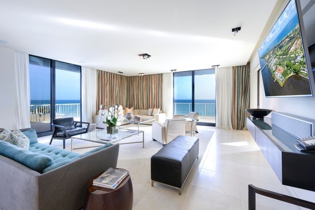 $10,900,000 | 400 South Ocean Boulevard, Unit PHC | Casa del Lago