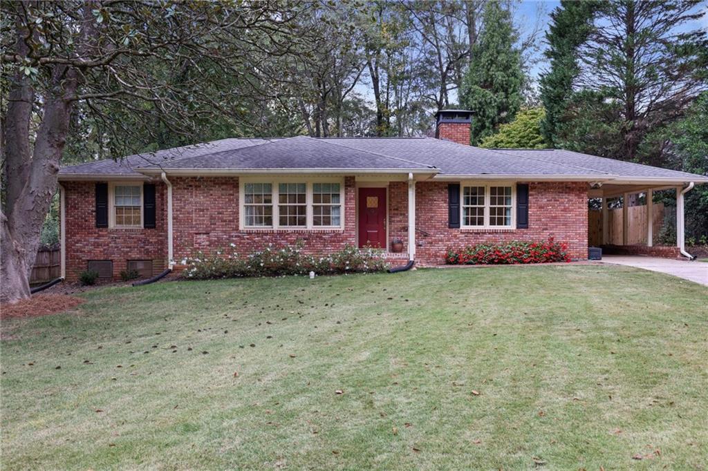 a view of a house with a yard