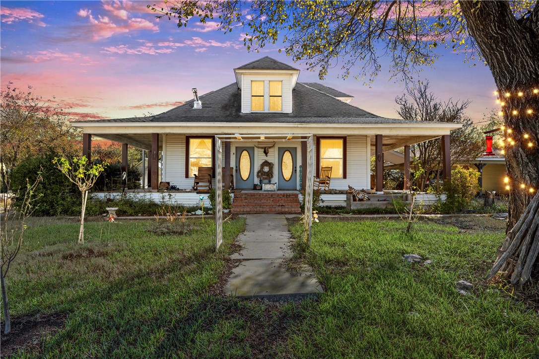 a view of a house with backyard and garden