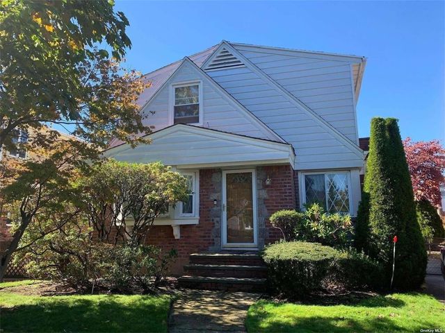 $885,000 | 80-22 255th Street | Floral Park