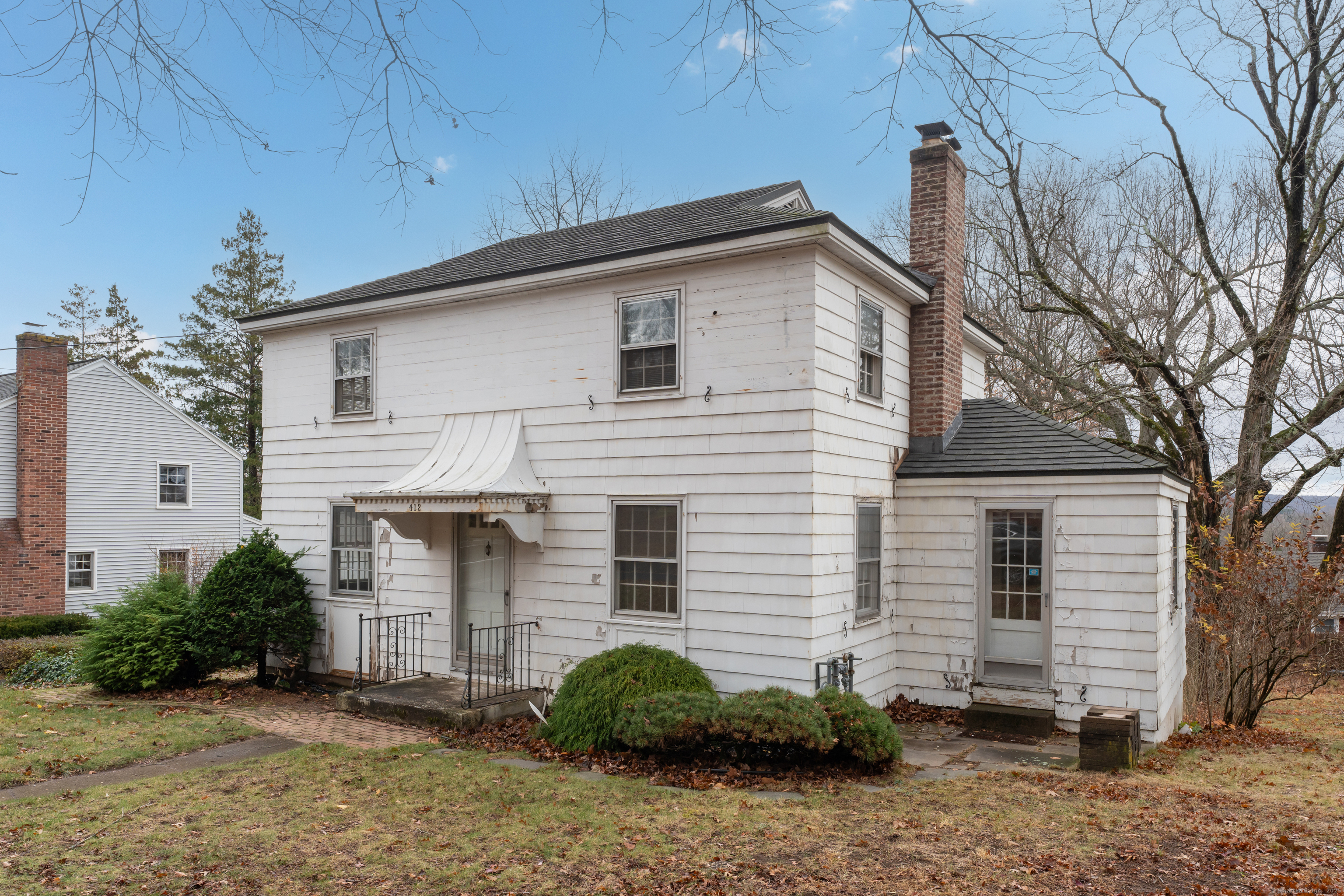 a view of a house with a yard