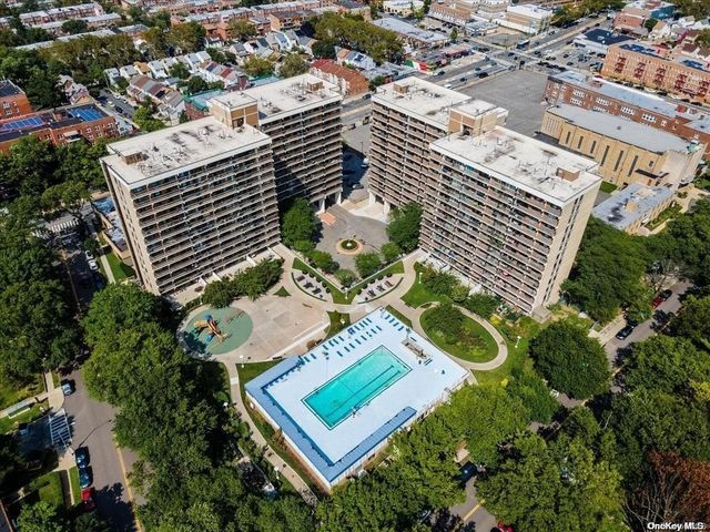 $680,000 | 152-18 Union Turnpike, Unit 12E | Kew Gardens Hills