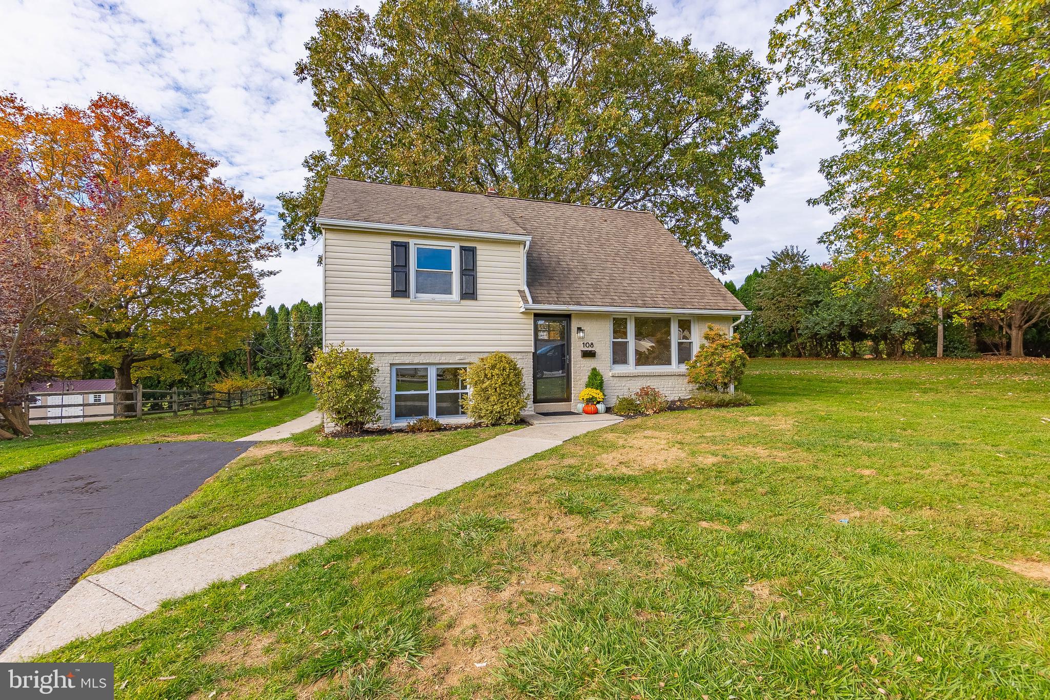 View 1 photos of this 6 bed, 9.0 bath, 8026 sqft single family