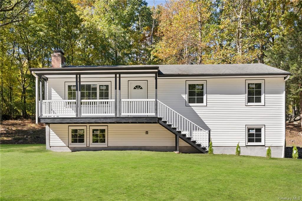 View of front of property featuring a front yard