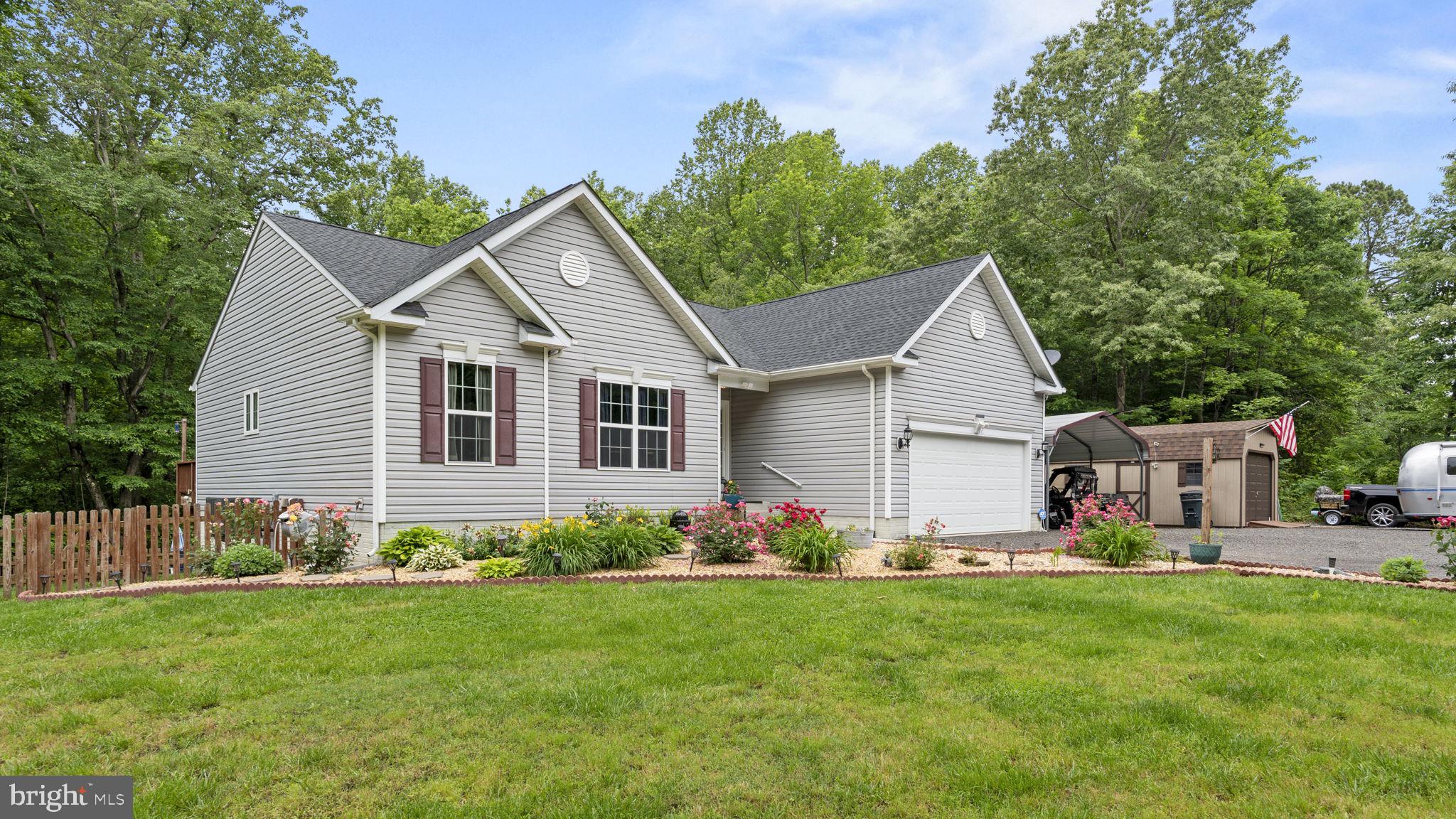 a view of a house with backyard and garden