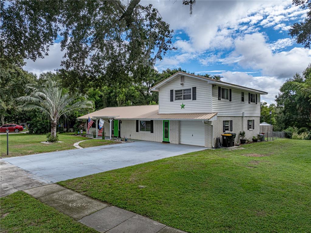 a view of a house with a yard