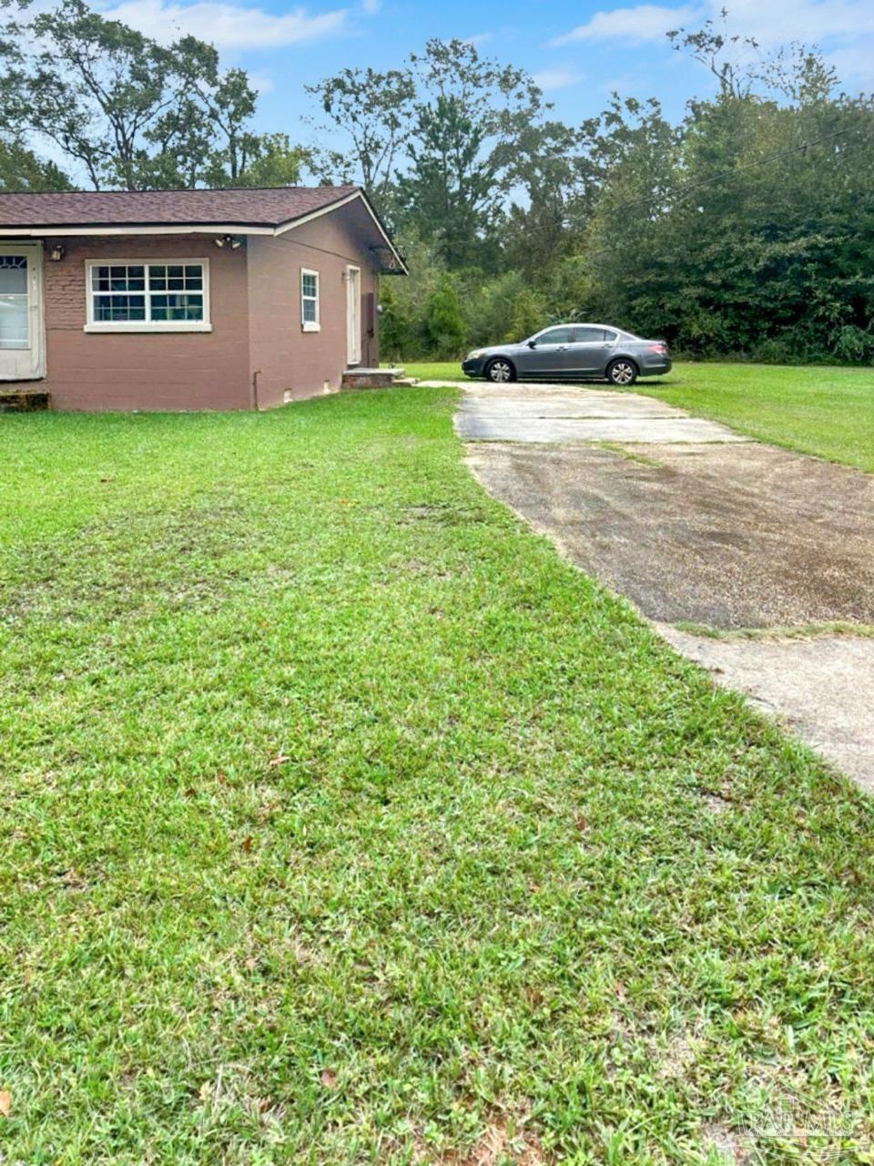 a view of a house with a yard