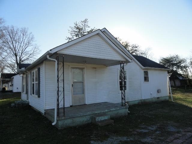 a view of a house with backyard