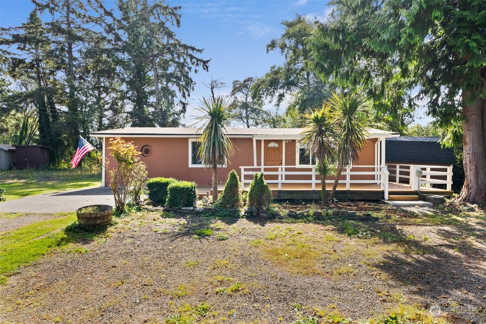 a view of a house with backyard and a tree