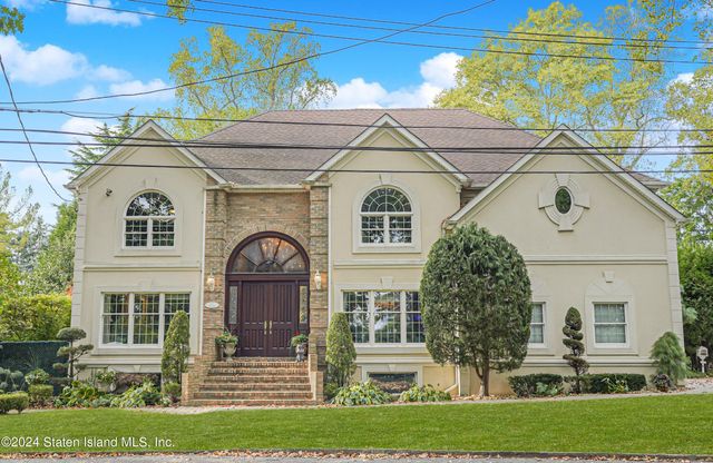 $2,399,000 | 15 The Ovl | Todt Hill