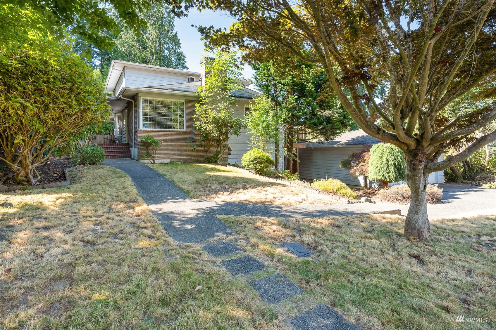 a view of a house with yard and tree s