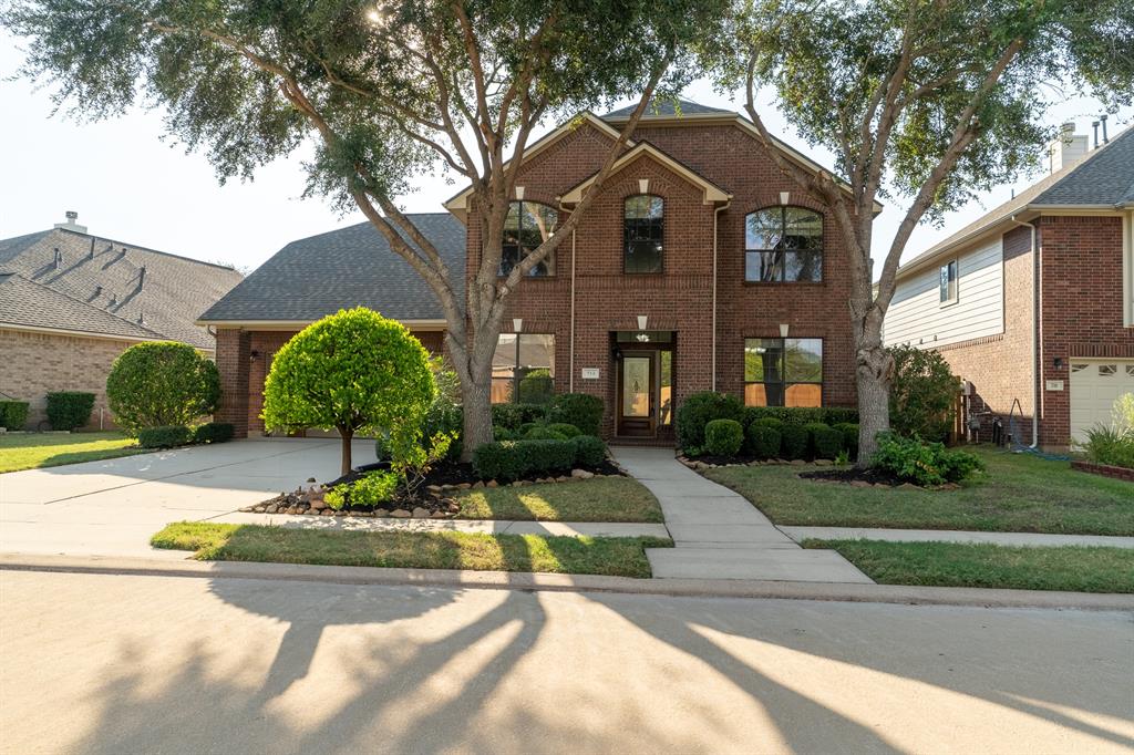 Welcome to 714 Coggins Point Way, located in the highly sought-after Telfair subdivision of Sugar Land, TX. This stunning two-story home boasts 5 spacious bedrooms and 3.5 luxurious bathrooms, perfect for a growing family or those who love to entertain.