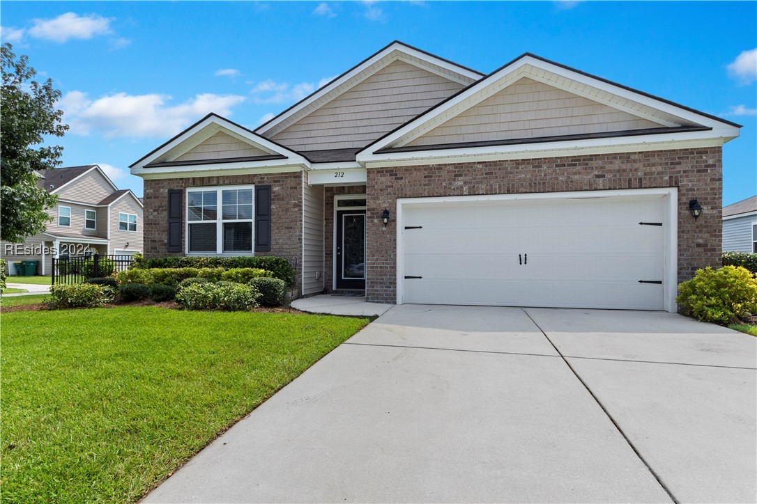 View of front of home featuring a front lawn and a