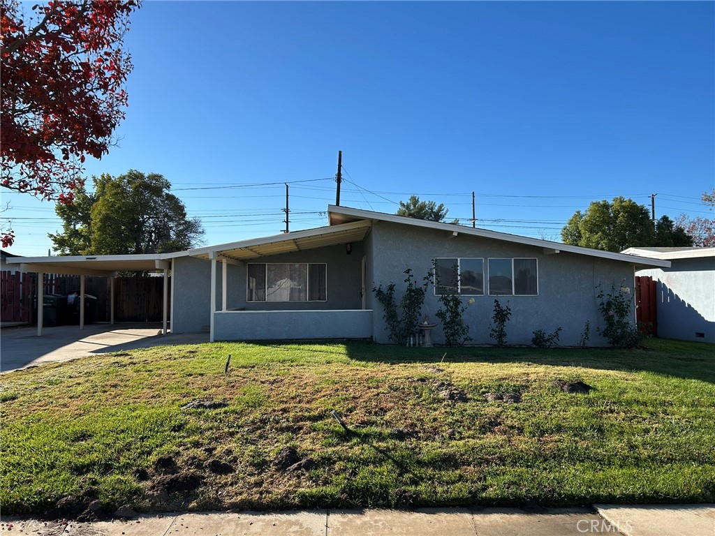 a view of a house with a yard