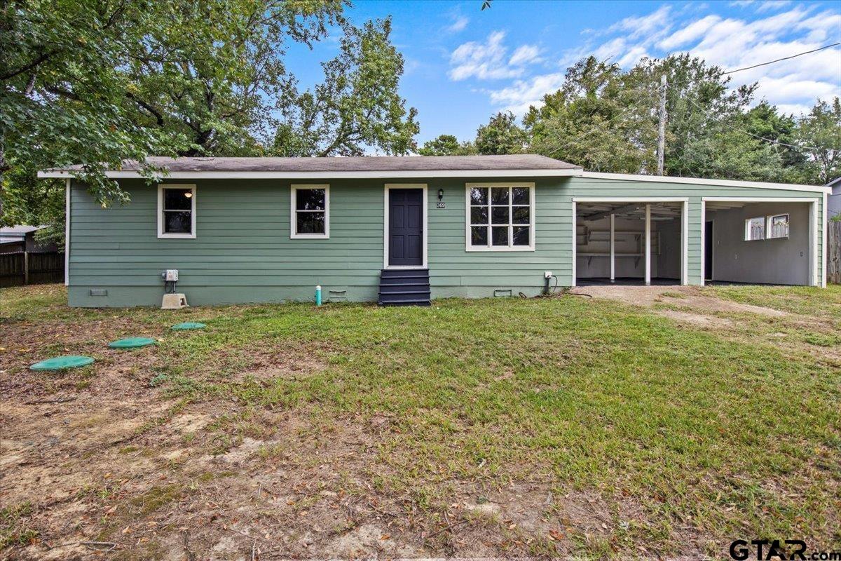 a view of a house with a yard